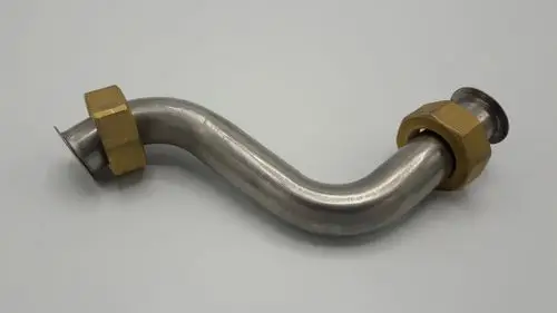 Edelstahlrohr mit zwei verbundenen Messingmuttern, verwendet in Anwendungen wie der Heizungsinstallation von Remeha. Rohr hat eine geschwungene Form.